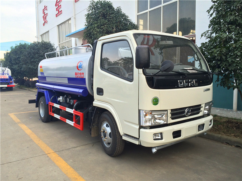 東風(fēng)多利卡5噸灑水車(車頭側(cè)面45度) 東風(fēng)多利卡5噸灑水車(車頭側(cè)面45度)