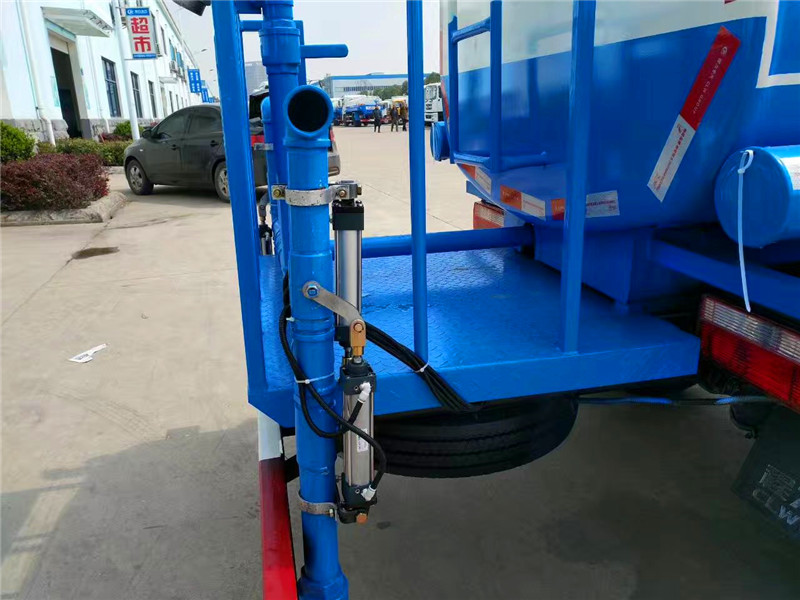 東風(fēng)多利卡5噸灑水車(后工作品臺) 東風(fēng)多利卡5噸灑水車(后工作品臺)